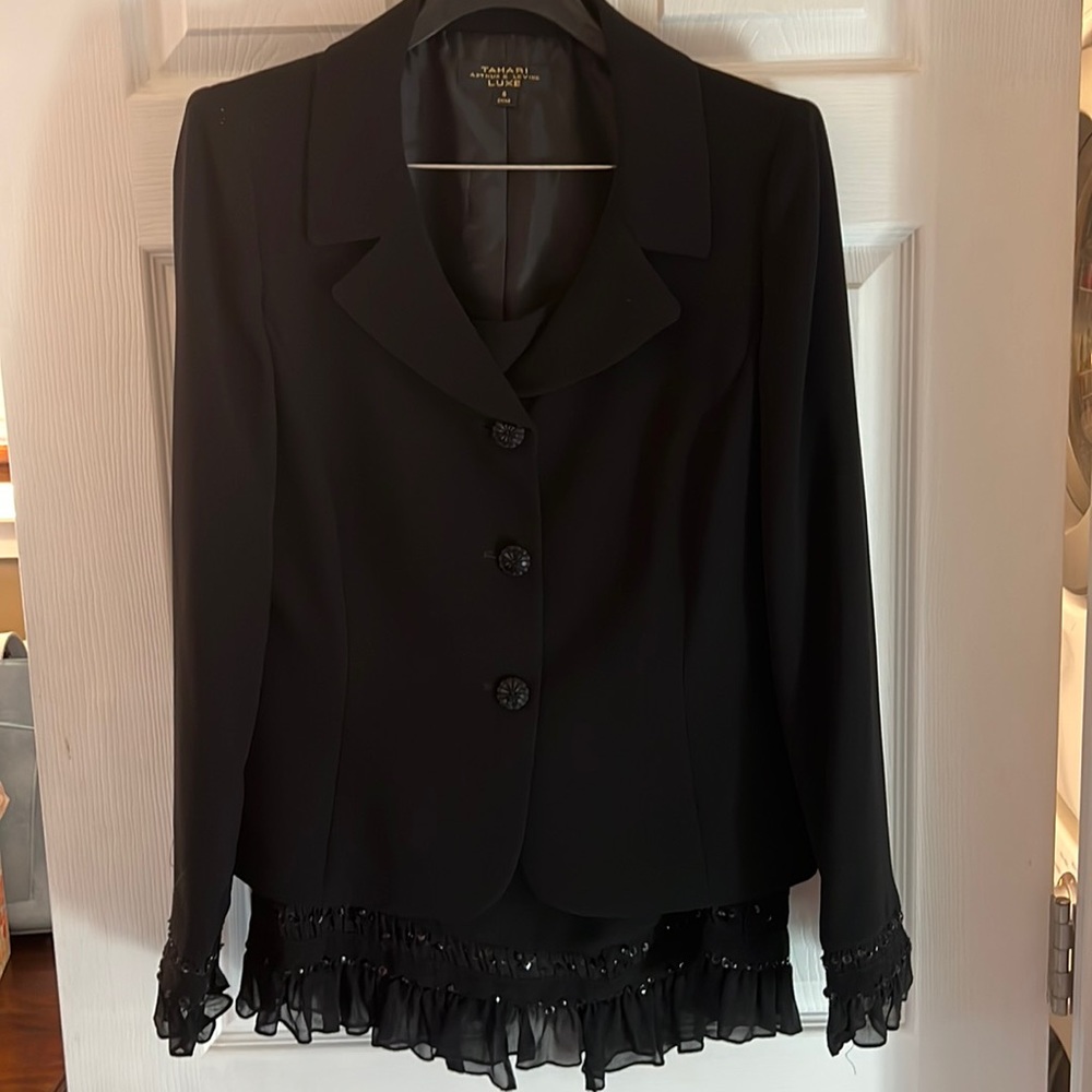 TAHARI LUXE Feminine Black Skirt Suit